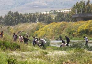 Syrian refugees corssing the border Nahr al-Kabir River into Lebanon. Source: The Daily Star.