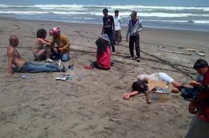Asylum seekers rescue from the drowned Indonesian boat heading to Australia. September 2013. Source: AFP Photo/STR